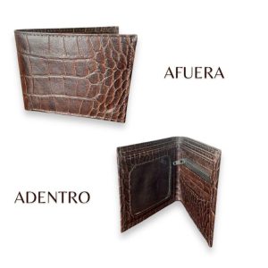 Billetera café de cuero bovino con textura de piel exótica