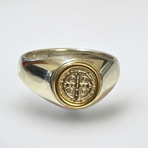Anillo con medalla mini 0,7cm de San Benito de plata 925 con el borde de oro 18K