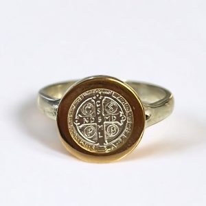 Anillo con moneda de San Benito de Plata 925 con borde superior de oro 18K