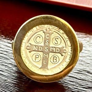 Anillo de San Benito de plata 925 con el borde de oro 18K