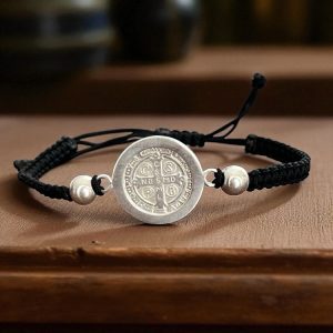 Manilla con moneda de San Benito en Plata 925 con dos bolitas de plata 925
